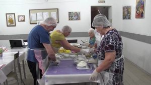 Получателям социальных услуг моздокского Дома-интерната провели занятие по трудотерапии