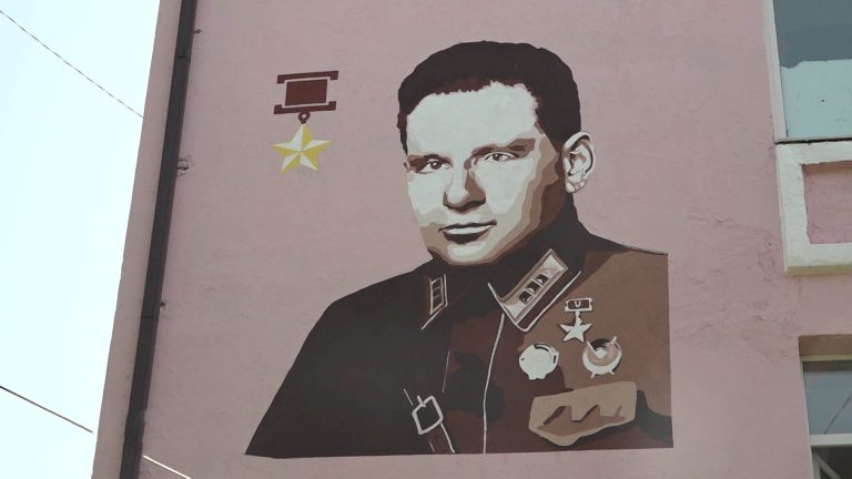 Мурал с изображением Героя Советского Союза Алексея Остаева украсил фасад 25-й школы во Владикавказе