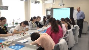 В образовательном центре «Вершина» проходит интенсив по физике и биологии