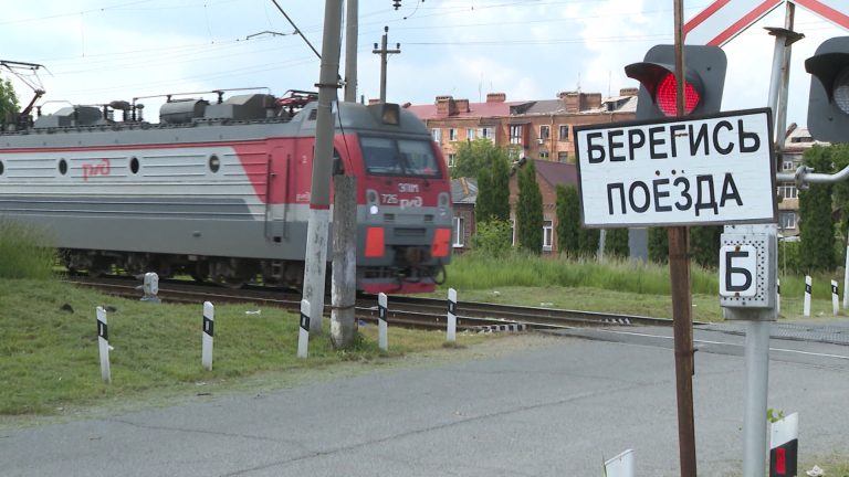 В Международный день привлечения внимания к железнодорожным переездам сотрудники РЖД напомнили о правилах безопасности