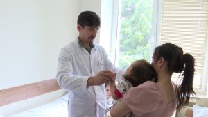 Девочку, выпавшую из окна 12 этажа во Владикавказе, скоро выпишут из больницы