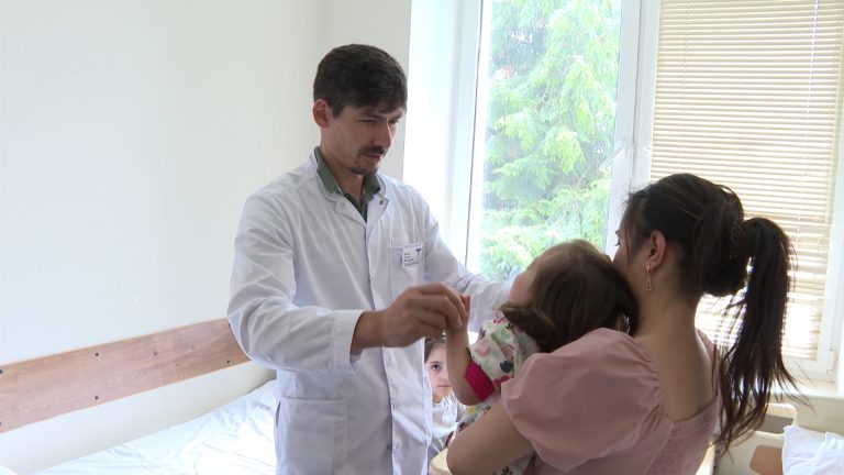 Девочку, выпавшую из окна 12 этажа во Владикавказе, скоро выпишут из больницы