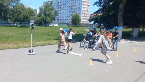 Госавтоинспекция республики вместе с Лабораторией безопасности и студентами-активистами 5-го училища продолжает летний рейд по детским лагерям