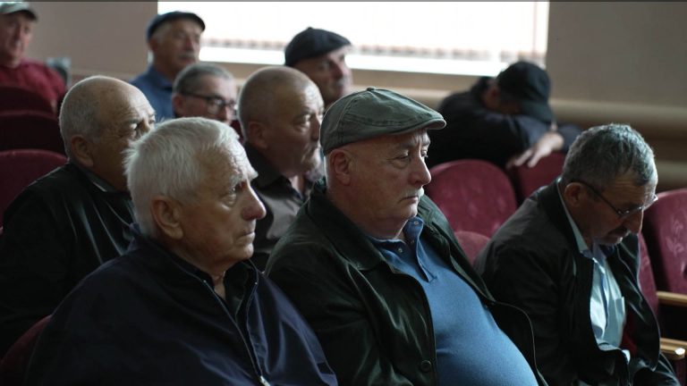 В Гизели местные жители провели общее собрание села