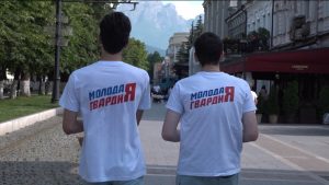 В честь праздника представители Молодой Гвардии Единой России раздали прохожим ленточки с изображением триколора страны
