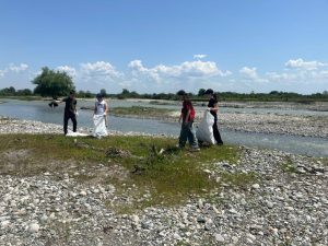 Дети из школьного лагеря «Солнышко» очистили береговую линию реки Ардон