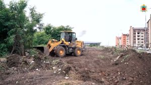 В микрорайоне «Новый город» расчищают территорию центральной аллеи