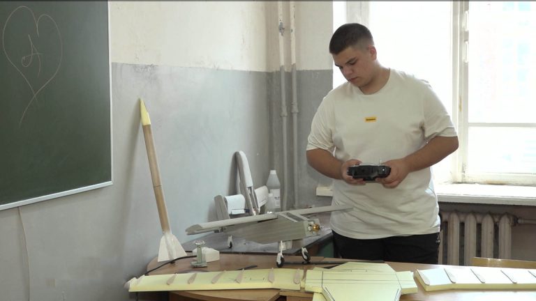 Будущее науки в руках молодежи: студент ГМТ Олег Подмазов в свои 16 сконструировал разведывательный беспилотник