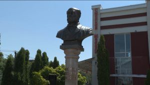 Во Владикавказе на улице Весенней на площадке у клиники «Здоровье» открыли бюст Николая Пирогова