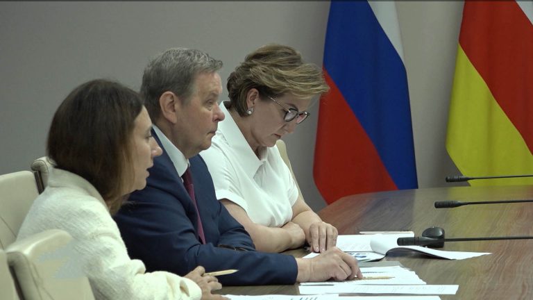 Борис Джанаев провел рабочую встречу с начальником Южного главного управления ЦБ России Евгением Эберенцем