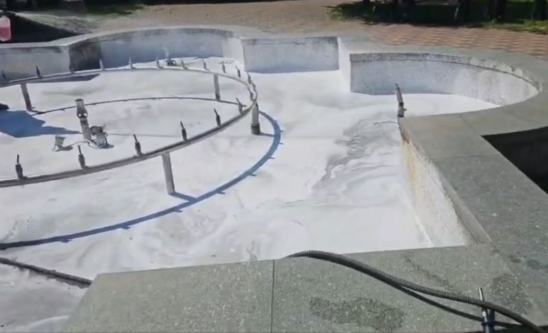 Во Владикавказе проводят плановую очистку городских фонтанов