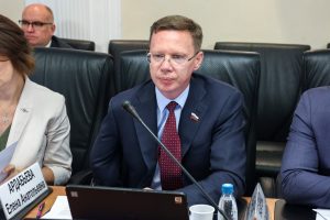 Сенатор Виталий Назаренко выступил в Совете Федерации докладчиком по двум проектам федеральных законов