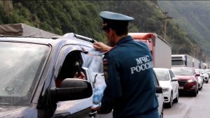 Ожидающим проезда на Военно-грузинской дороге доставили питьевую воду