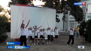 Летний сезон в поселке Притеречном Моздокского района открыли просмотром кинофильмов под открытым небом