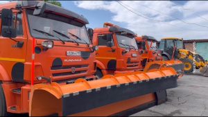 В Северную Осетию прибыла первая партия коммунальной техники из Москвы — 5 КАМАЗов и 3 трактора