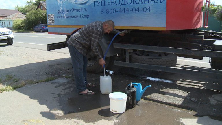 Сотрудники республиканского водоканала организовали подвоз питьевой воды жителям Михайловского