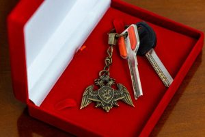 Директор Росгвардии вручил ключи от новой квартиры вдове Героя России Марата Тибилова.