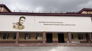 Портреты Героев Советского Союза, Героев России и других выдающихся личностей украсили здания 11 школ республики