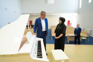 Цифровой рояль от Михаила Мишустина в подарок бесланской Детской музыкальной школе передал сегодня Сергей Меняйло
