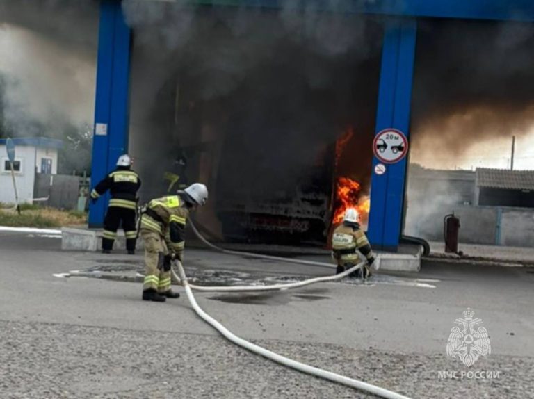 Североосетинские пожарные предотвратили взрыв на автозаправке на окраине станицы Луковская