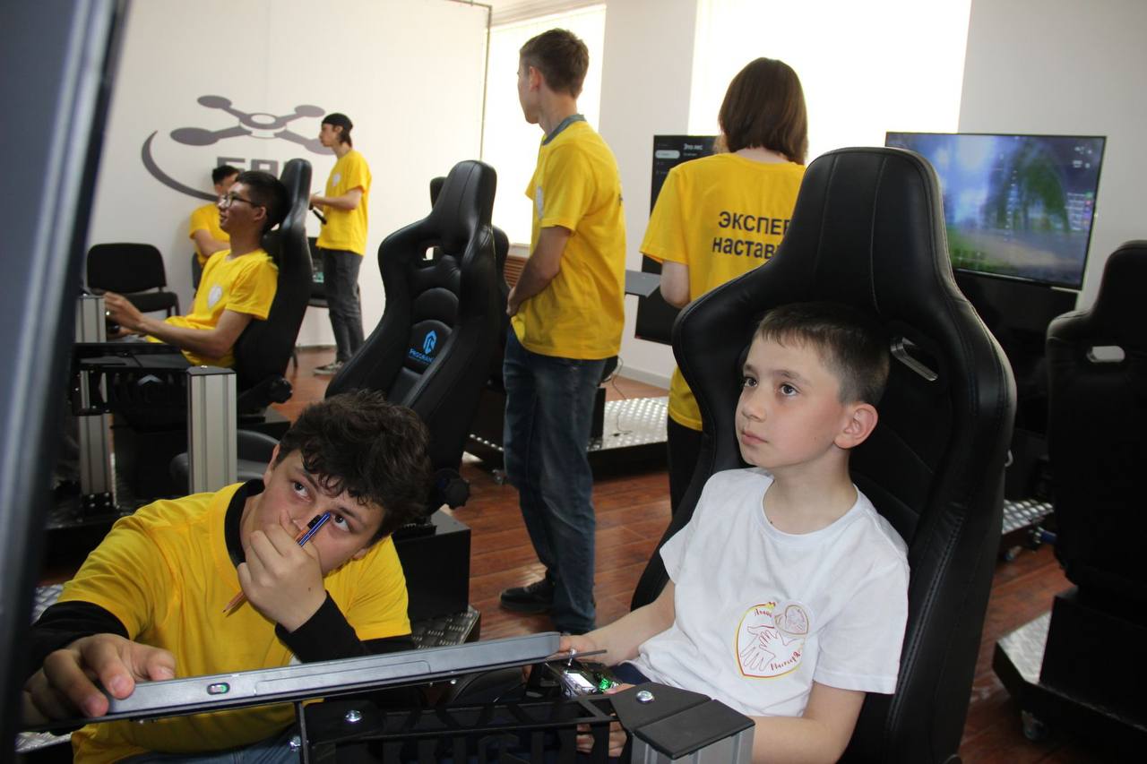 Более тысячи школьников и студентов колледжей в Северной Осетии учатся собирать и программировать дроны