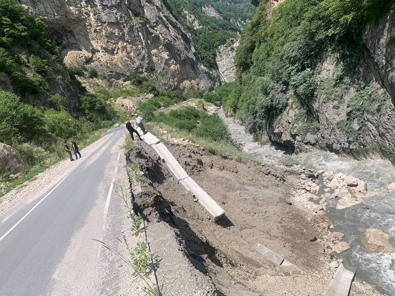 Обильные дожди и ливни в Северной Осетии размыли полотно дороги на участке от Гизельдонской ГЭС до поворота на Кахтисар