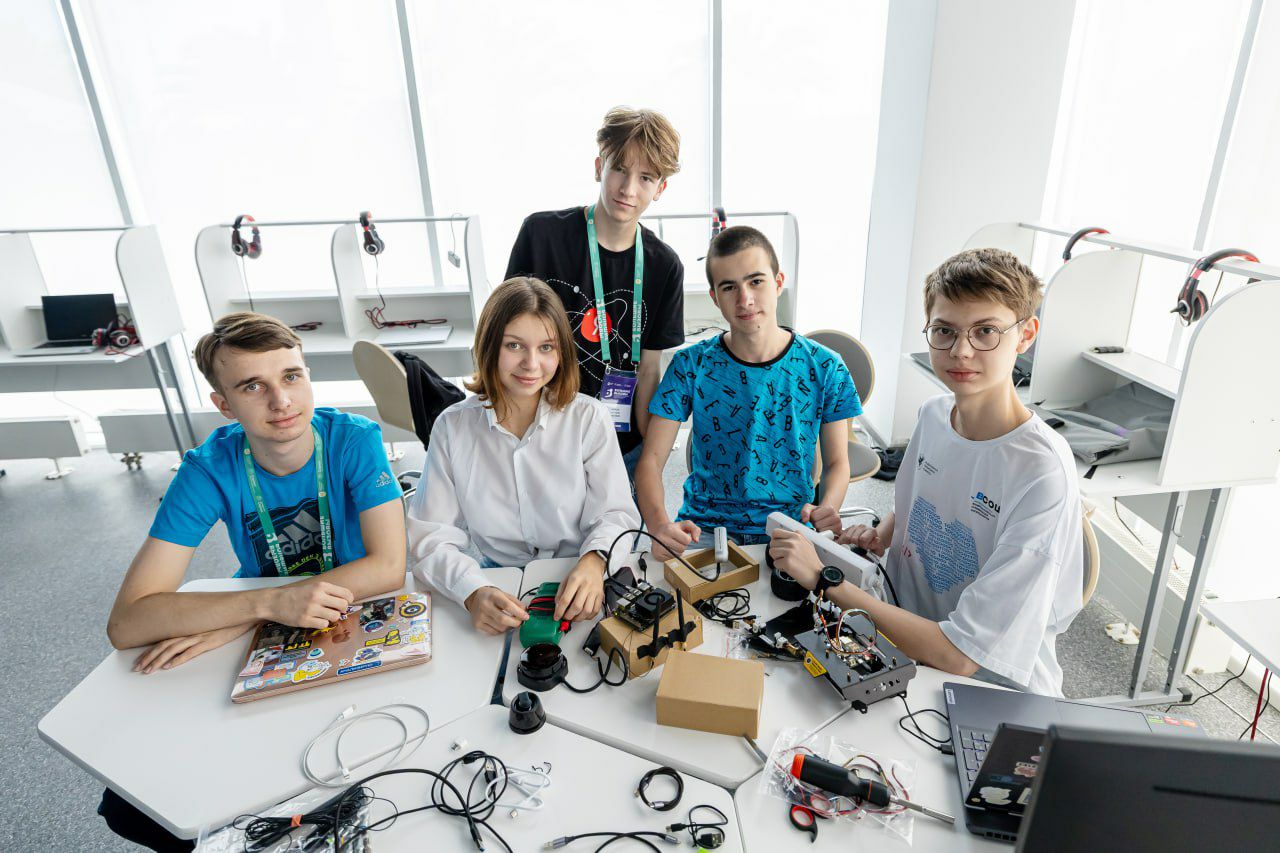 Школьник из Северной Осетии разрабатывает робота с ИИ на «Больших вызовах» в Сириусе.
