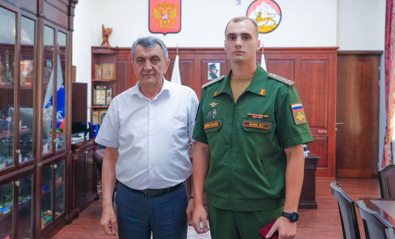 Сергей Меняйло вручил медаль «Во Славу Осетии» заместителю начальника пункта отбора на военную службу по контракту Илье Бочке