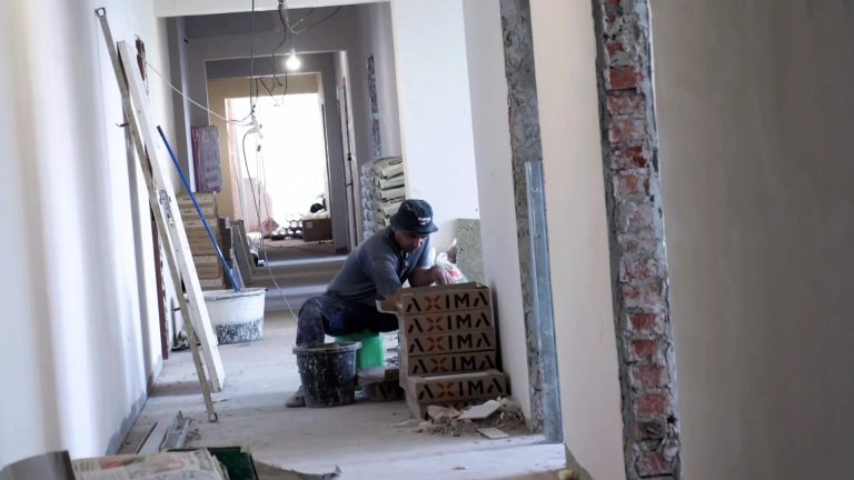 Во Владикавказе продолжается капитальный ремонт первой детской поликлиники