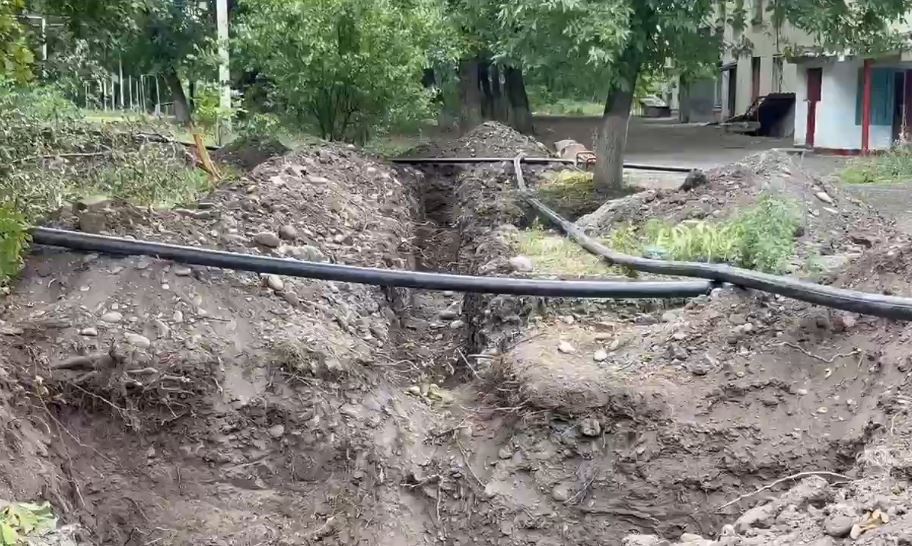 В Михайловском меняют аварийный участок водопровода