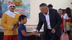 В преддверии нового учебного года школьники из малообеспеченных семей Владикавказа получили портфели и канцелярские принадлежности.