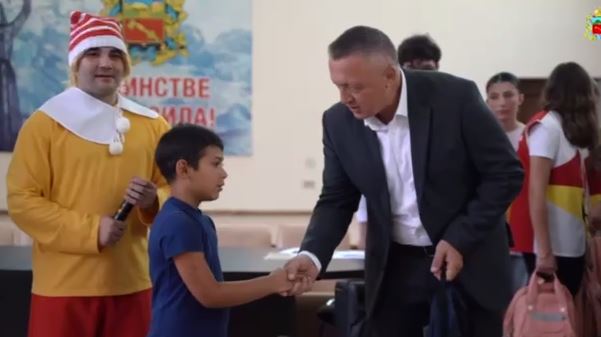 В преддверии нового учебного года школьники из малообеспеченных семей Владикавказа получили портфели и канцелярские принадлежности.