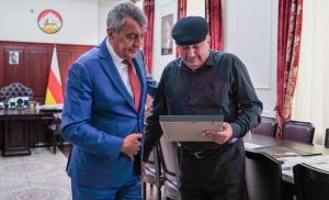 Сергей Меняйло передал орден Мужества отцу погибшего участника СВО