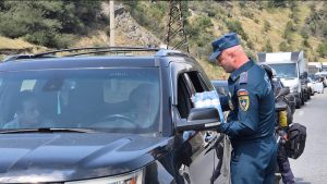 Людям, ожидающим проезда через пункт пропуска «Верхний Ларс», доставили питьевую воду