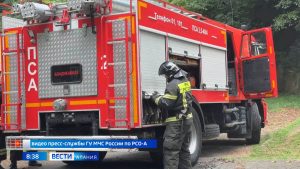 Сотрудники МЧС проводят для детей, отдыхающих в лагерях республики, просветительские мероприятия.