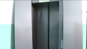 Жители Владикавказа жалуются на затянувшийся ввод новых лифтов в эксплуатацию