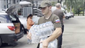 Волонтеры Молодежки Народного фронта республики помогают жителям Курска ликвидировать последствия атаки ВСУ