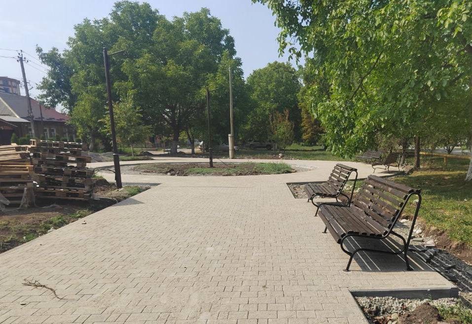 Во Владикавказе завершаются работы по благоустройству общественной территории на ул. Галковского