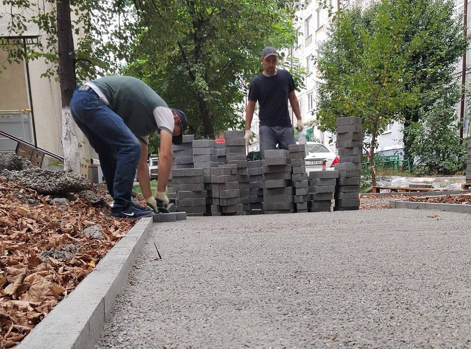 Продолжается благоустройство сквера около первой поликлиники Владикавказа