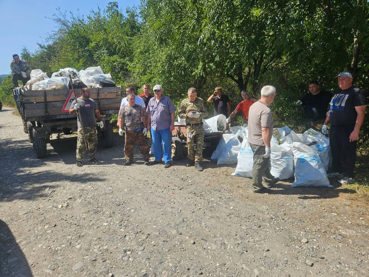 Волонтеры очищают берег Терека и территорию Змейско-Николаевского заказника в Кировском районе