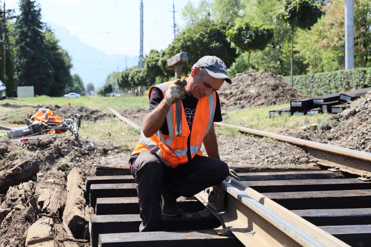 На участке проспекта Коста от улицы Гадиева до ОЗАТЭ продолжаются работы по замене шпал на трамвайных путях