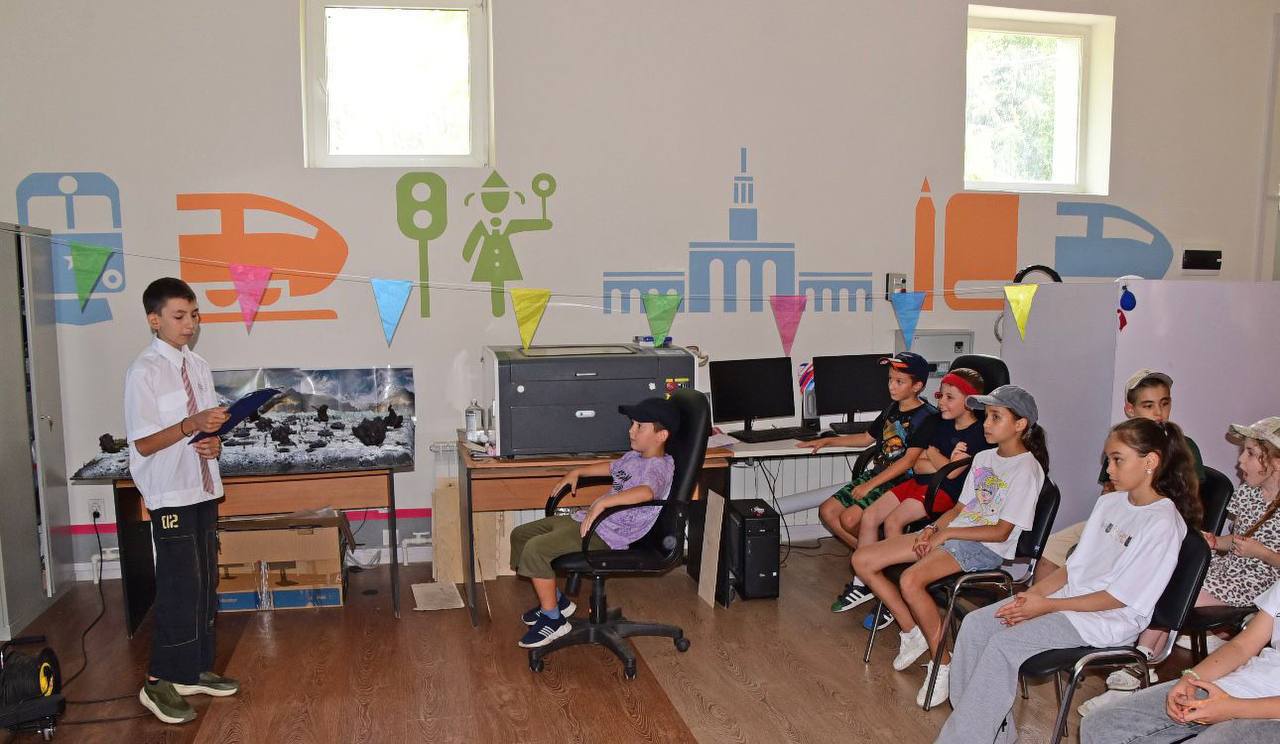 Семьям участников СВО провели экскурсию по Владикавказской детской железной дороге