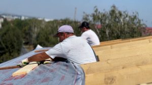 В Беслане восстанавливают крышу школы №6, поврежденную сильным ветром