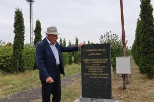 На территории многопрофильного медцентра в Беслане установлен памятник жертвам теракта в преддверии 21 годовщины трагедии