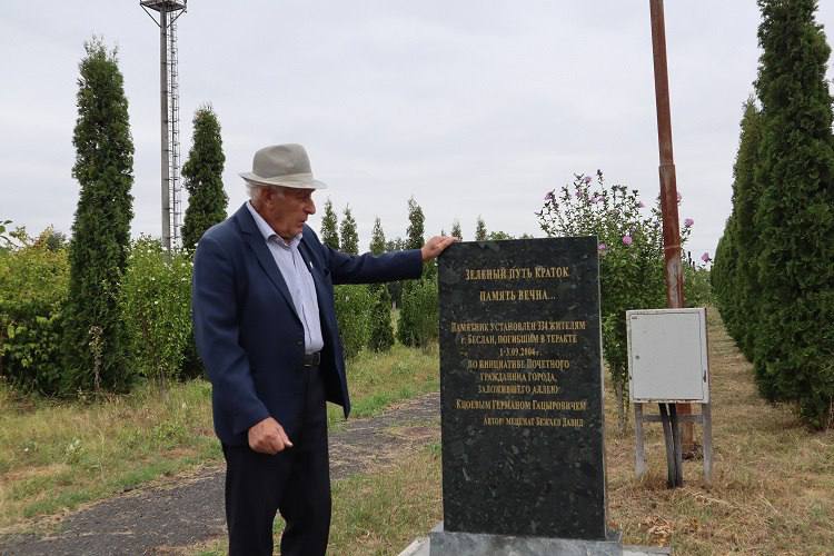 На территории многопрофильного медцентра в Беслане установлен памятник жертвам теракта в преддверии 21 годовщины трагедии