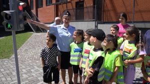 На пересечении улиц Тамаева и Горького светофор оборудовали дополнительными информационно-световыми секциями