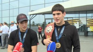 В аэропорту «Владикавказ» торжественно встретили победителя и призера первенства мира по вольной борьбе