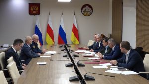 Хицауады сæрдар Дзанайты Барисæн кусæг фембæлд уыди Уæрæсейы юстицийы министр Константин Чуйченкоимæ