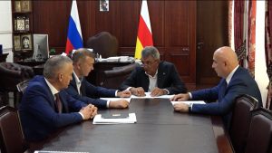 Регионы разамонæг Сергей Меняйлойæн кусæг фембæлд уыд Запорожьейы облæсты губернаторы хæдивæг Роман Батршинимæ