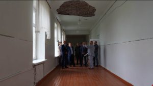 Георгий Атаров проверил состояние здания школы №1 в селении Камбилеевском